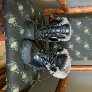Women’s UGG Adirondack Boot .             Size 7 1/2 in Black and gray.